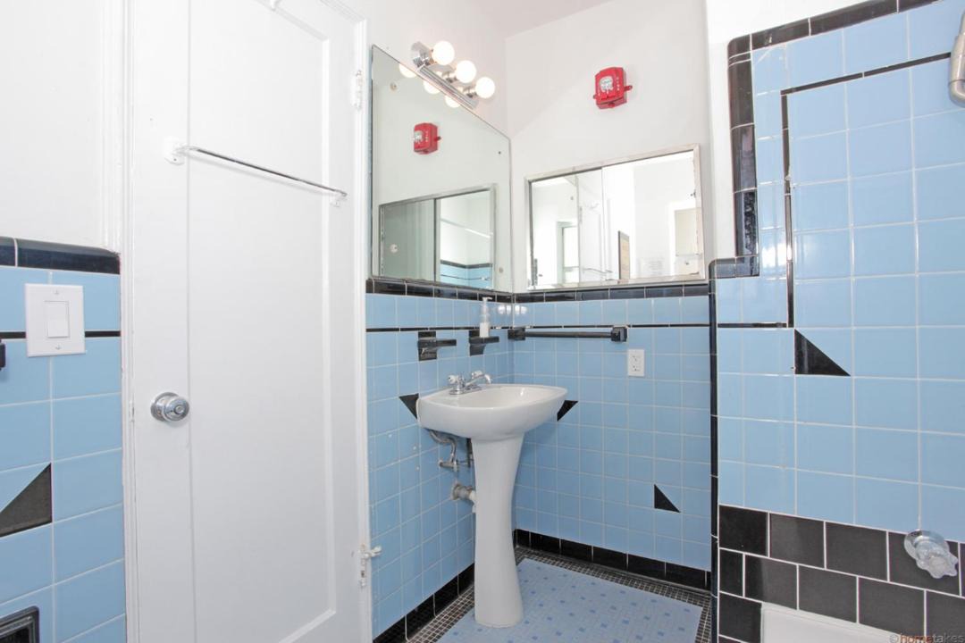 Photo of Bathroom in West Avenue
