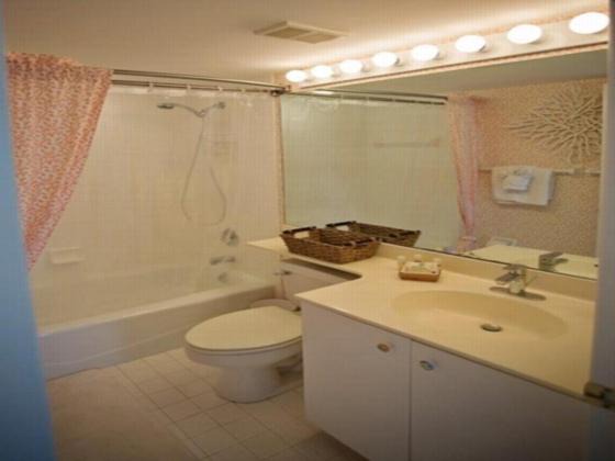 Photo of Bathroom in Park Shore