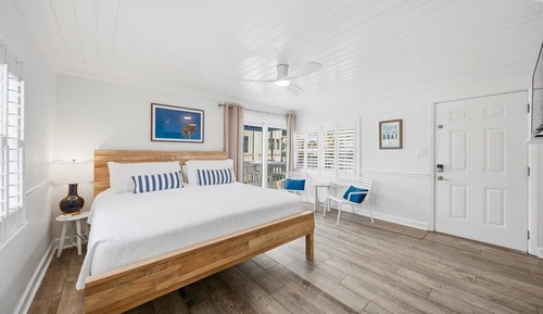 Deluxe Studio, 1 King Bed (Sunset)