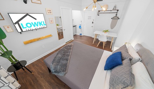 Superior Queen Studio w/ Kitchenette & Futon