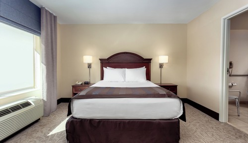 Suite, 1 Queen Bed, Accessible Bathtub, Non Smoking