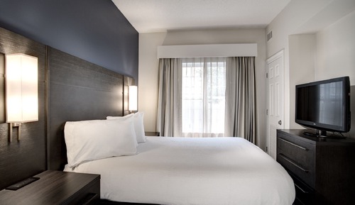Suite, 1 Bedroom (Mobility/Hearing Access, Roll-In Shwr)