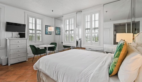 Condo, Tropical Charm