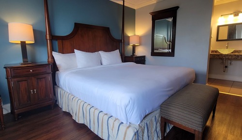 Suite, 1 King Bed, Poolside
