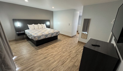 Deluxe Studio Suite, 1 King Bed, Non Smoking, Kitchenette