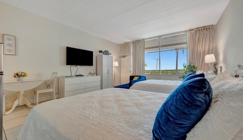Executive Studio, 2 Queen Beds, Balcony, Canal View