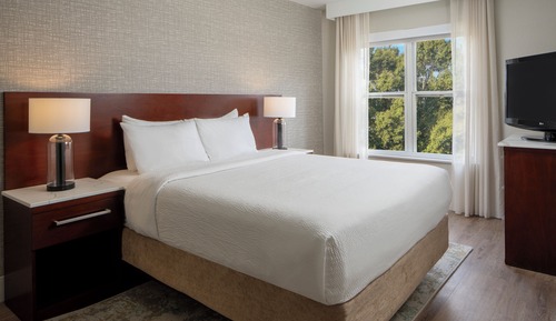 Suite, 2 Bedrooms (Mobility/Hearing Access, Roll-In Shwr)