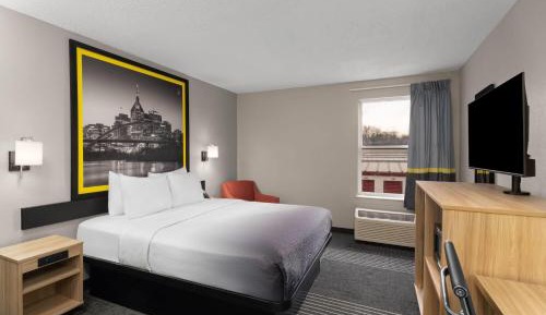 Queen Room with Bathtub with Grab Bars - Mobility Accessible/Non-Smoking