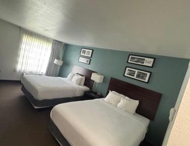 Queen Room with Two Queen Beds - Accessible/Non-Smoking 