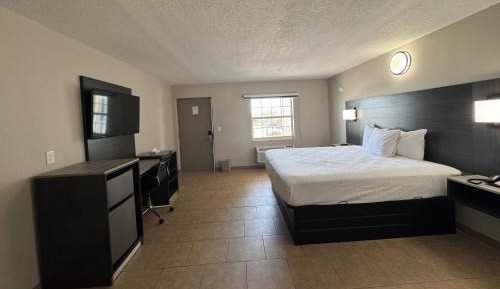 King Room with Roll-In Shower - Mobility Access/Non-Smoking