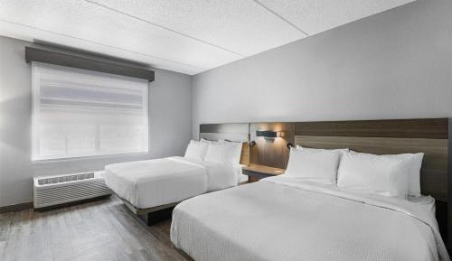 Queen Suite with Two Queen Beds and Bath Tub - Disability Access