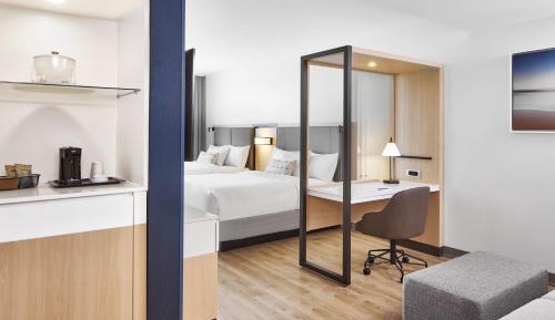Studio with Two Queen Beds, Balcony and Trundle Sofa