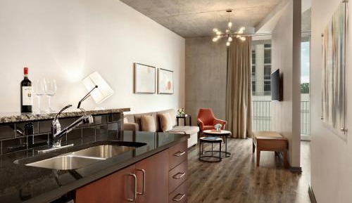 One-Bedroom Queen Suite