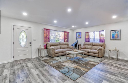 United Central House | Tiki Bungalow - Private Pool - Tropical & Spacious