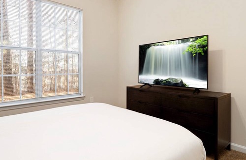 Town Center Apartment | Modern Apartment in Prime Location (ID2060X23)