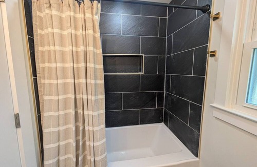 Mount Berry House | Rome's Luxury Bungalow King Beds Kitchen Laundry