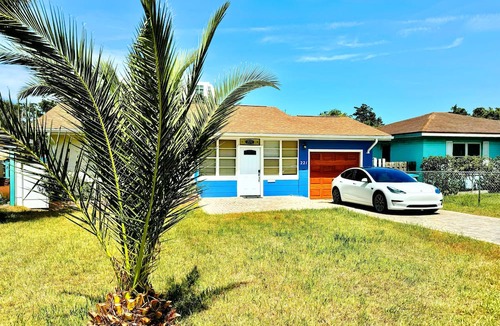Kingston House | Halifax Breeze Cottage - EV Charger and Hot Tub in sunny Daytona Beach