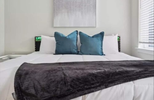 Southbank Apartment | San Marco Luxe! 1BR w/ Pool & Private Patio - Steps to Shops & Stadium