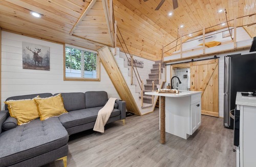Azalea Park House | The Moose Cabin, Luxury Stay