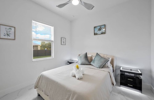 Sunshine House | New Built Modern Vacation Home With Fully Fences