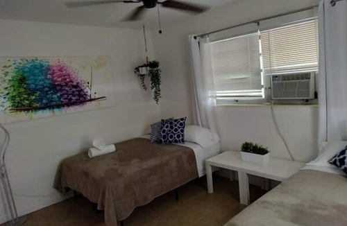 Poinciana Park Apartment | ★ 1 bdr Apartment ★ Beach 6min ★ Downtown 4min
