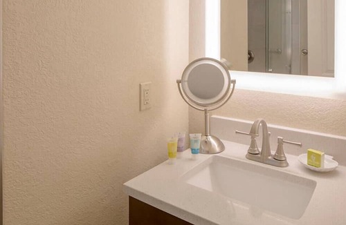 Ormond Shores House | Hear the Atlantic waves in this Studio resort apt in Ormond Beach with vacation
