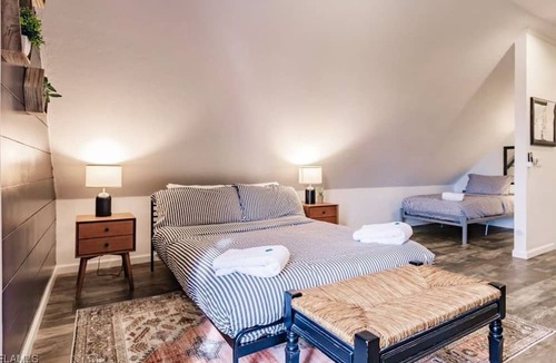 San Carlos Park Apartment | Beach, dining nearby, close to airports. Book now!
