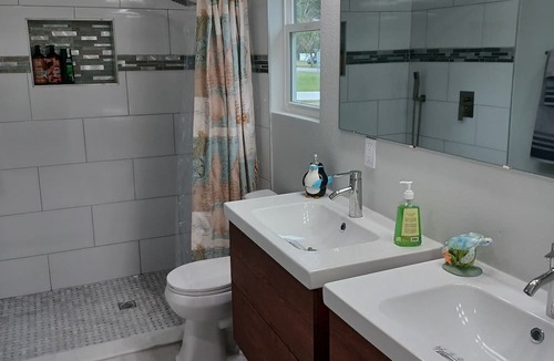 Summerfield House | 3 Miles to Villages/Near Lake Weir/Fishing/Boating. Brand New Custom Family home