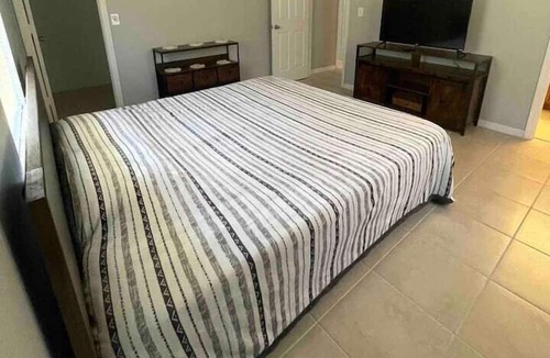 Florida Ridge Apartment | 2 Bedroom 747132 by Houzlet