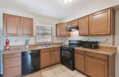 West Meadows Apartment | 4 Bedroom 737801 by Houzlet