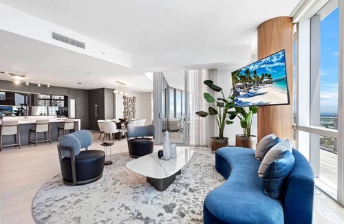 Town Square Condo | 4BR Penthouse, Bay Views, Most Amenities in MIAMI