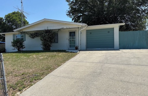 Pine Ridge House | Charming spacious 2-bedroom cottage in the heart of Beverly Hills, Florida .