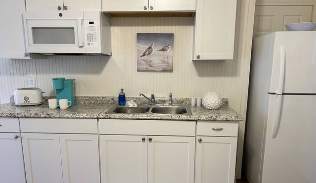 Quaint cottage on coastal island-10 minutes from Historic downtown and beach