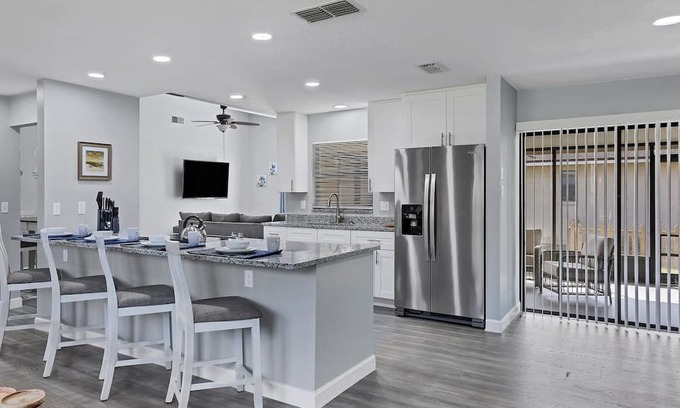 Fruitville Apartment | 3 Bedroom House 728796 by Houzlet