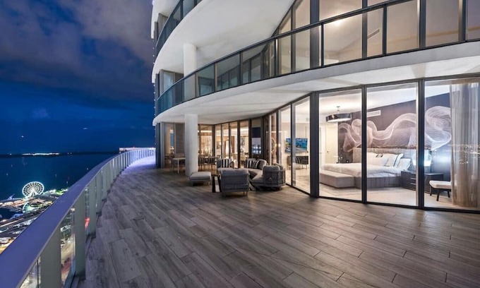 Town Square Condo | 4BR Penthouse, Bay Views, Most Amenities in MIAMI
